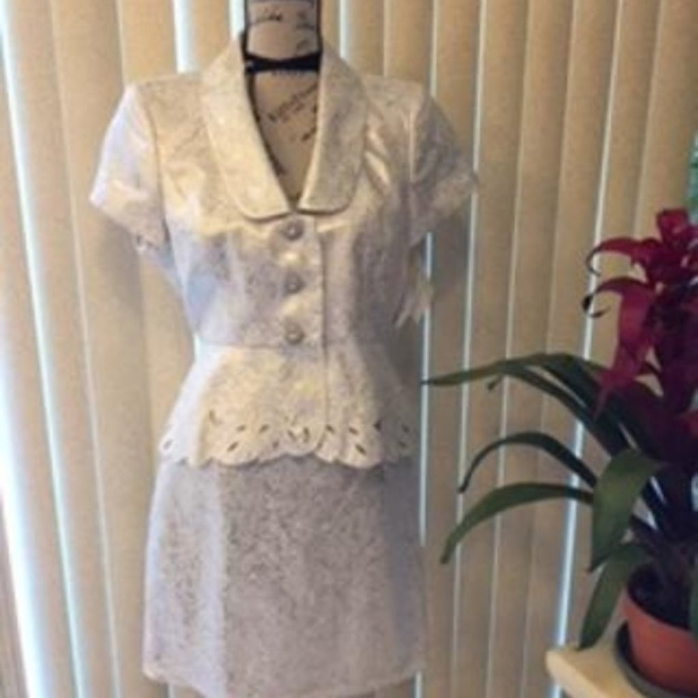 Elegant Nippon Cream with Gold Metallic Two-Piece Suit Size 8